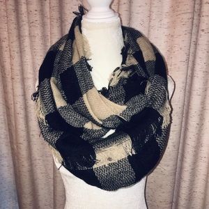 ⚜️Infinity Circle Scarf (Black & Tan)